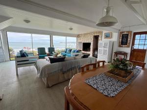 Baby Whale Bliss - Beachfront House