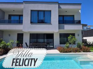 Villa Felicity, private pool with heating and salt water