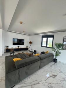 Penthouse Apartment mit Meerblick in der Bucht von Kotor mit Pool Area- 400m bis zum Strand