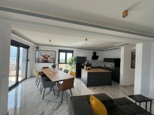 Penthouse Apartment mit Meerblick in der Bucht von Kotor mit Pool Area- 400m bis zum Strand
