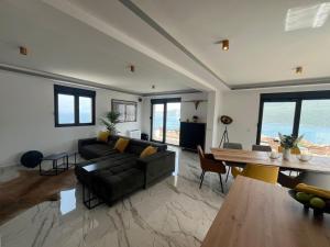 Penthouse Apartment mit Meerblick in der Bucht von Kotor mit Pool Area- 400m bis zum Strand
