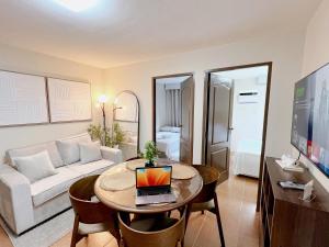 2BR Condo w Pool & WiFi Near Mall & Restaurants