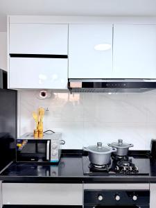 Pearl Luxe Homes at Orchid Residency - Spacious 2BR in Westlands With Pool, Gym, Rooftop views & Free Breakfast