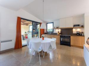 Villas Villa in Malaucene with Mont Ventoux Views : photos des chambres