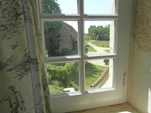 Maisons de vacances Castle in Le Veurdre near Forest and River : photos des chambres