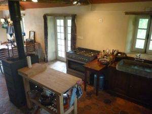 Maisons de vacances Castle in Le Veurdre near Forest and River : photos des chambres