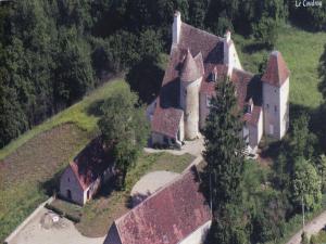 Maisons de vacances Castle in Le Veurdre near Forest and River : photos des chambres