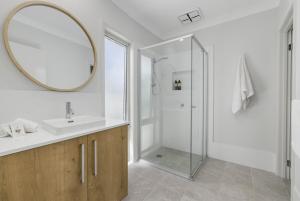 Main Beach House - Coastal Family Holiday Home