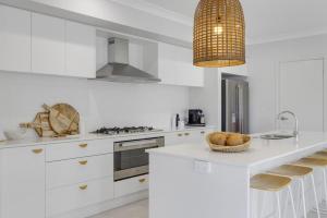 Main Beach House - Coastal Family Holiday Home