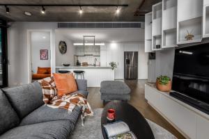Luxury City Edge Living - Pool, Hot Tub & Free Parking