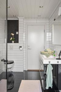 Sandefjord 1 bedroom kitchen and bathroom - Non smoking