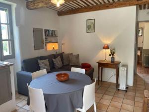 Maisons de vacances Holiday Home in Lacoste with Pool : photos des chambres