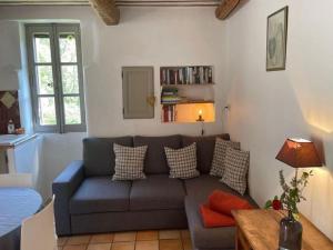 Maisons de vacances Holiday Home in Lacoste with Pool : photos des chambres