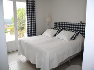 Modern villa in Camplong with private pool