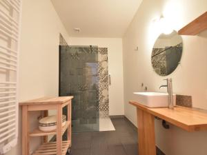 Maisons de vacances Mansion in Cuzy with Shared Pool : photos des chambres