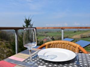 Maisons de vacances Mansion in Cuzy with Shared Pool : photos des chambres