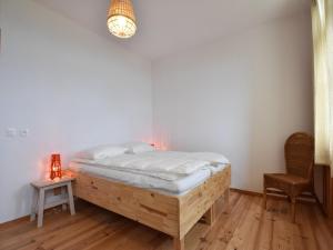 Maisons de vacances Mansion in Cuzy with Shared Pool : photos des chambres