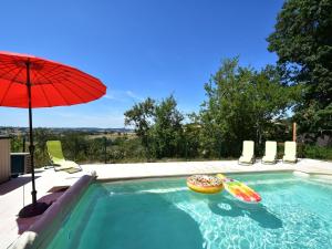 Maisons de vacances Mansion in Cuzy with Shared Pool : photos des chambres