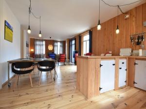 Maisons de vacances Mansion in Cuzy with Shared Pool : photos des chambres