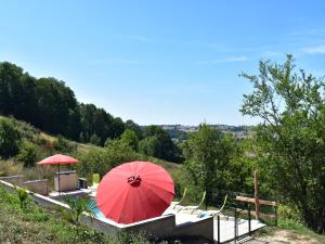 Maisons de vacances Mansion in Cuzy with Shared Pool : photos des chambres