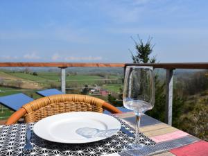 Maisons de vacances Mansion in Cuzy with Shared Pool : photos des chambres