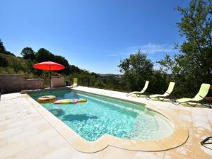 Maisons de vacances Mansion in Cuzy with Shared Pool : photos des chambres