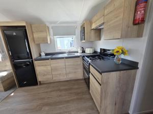 Parkdean Southview Vintage 33 8 Berth 3 Bed Caravan Glassed Front Veranda On Site Pool