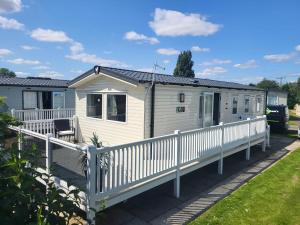 Parkdean Southview Vintage 33 8 Berth 3 Bed Caravan Glassed Front Veranda On Site Pool
