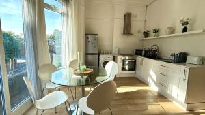 2 Bedroom Flat with Balcony 15 mins from Central London