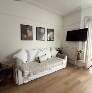 2 Bedroom Flat with Balcony 15 mins from Central London