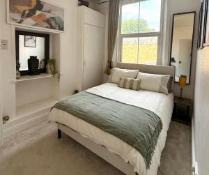 2 Bedroom Flat with Balcony 15 mins from Central London