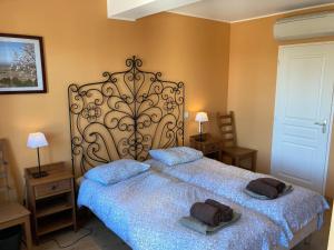 Villas Villa in Montbrun with Pool and Vineyard Views : photos des chambres