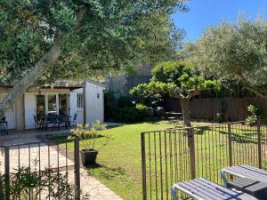 Villas Villa in Montbrun with Pool and Vineyard Views : photos des chambres