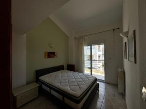 Πανέμορφη τριόροφη μεζονέτα σε οικισμό