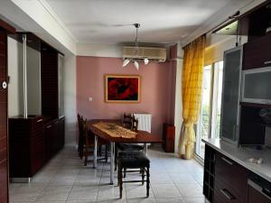 Πανέμορφη τριόροφη μεζονέτα σε οικισμό