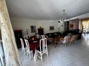 Πανέμορφη τριόροφη μεζονέτα σε οικισμό