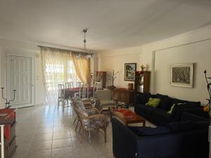 Πανέμορφη τριόροφη μεζονέτα σε οικισμό