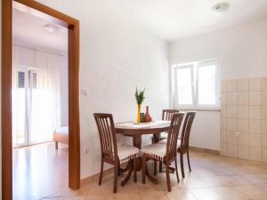 Snug Apartment in Celina with Swimming Pool