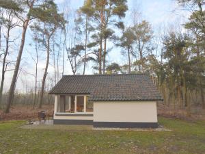 Completely detached bungalow in a nature-filled park by a large fen
