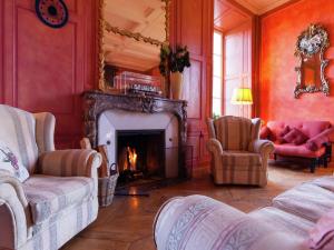 Maisons de vacances Romantic stay in a medieval castle with pool and restaurant among others : photos des chambres