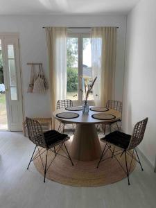 Maisons de vacances La petite bleue, Villa 300 m de la mer : photos des chambres
