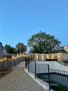 Charmandene - Luxury 5 Bed with Pool and Gated Parking