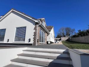 Charmandene - Luxury 5 Bed with Pool and Gated Parking