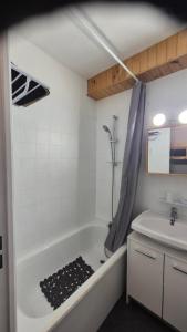 Appartements Immeuble Val Benoit coeur station 4 couchages face a la piste de l-aiguille : photos des chambres