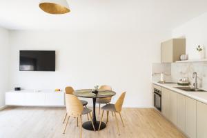 Olive & Wave Apartments- one minute to the beach