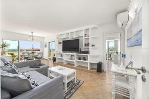 Penthouse Living with Rooftop Terrace & Sea View