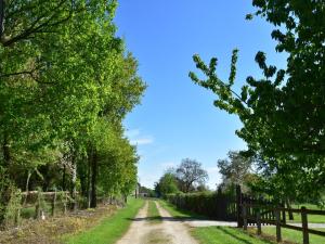 Maisons de vacances Holiday Home in Saint-Maurice with Garden BBQ : photos des chambres