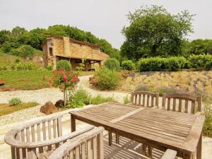 Maisons de vacances Very nice cottage with studio on a domain with heated pool : photos des chambres