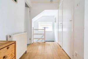 Beaconsfield House - Bright & Spacious Stay with Free Parking near Luton Airport