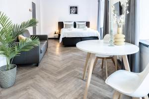 Studio with balcony and full kitchen near hotspot